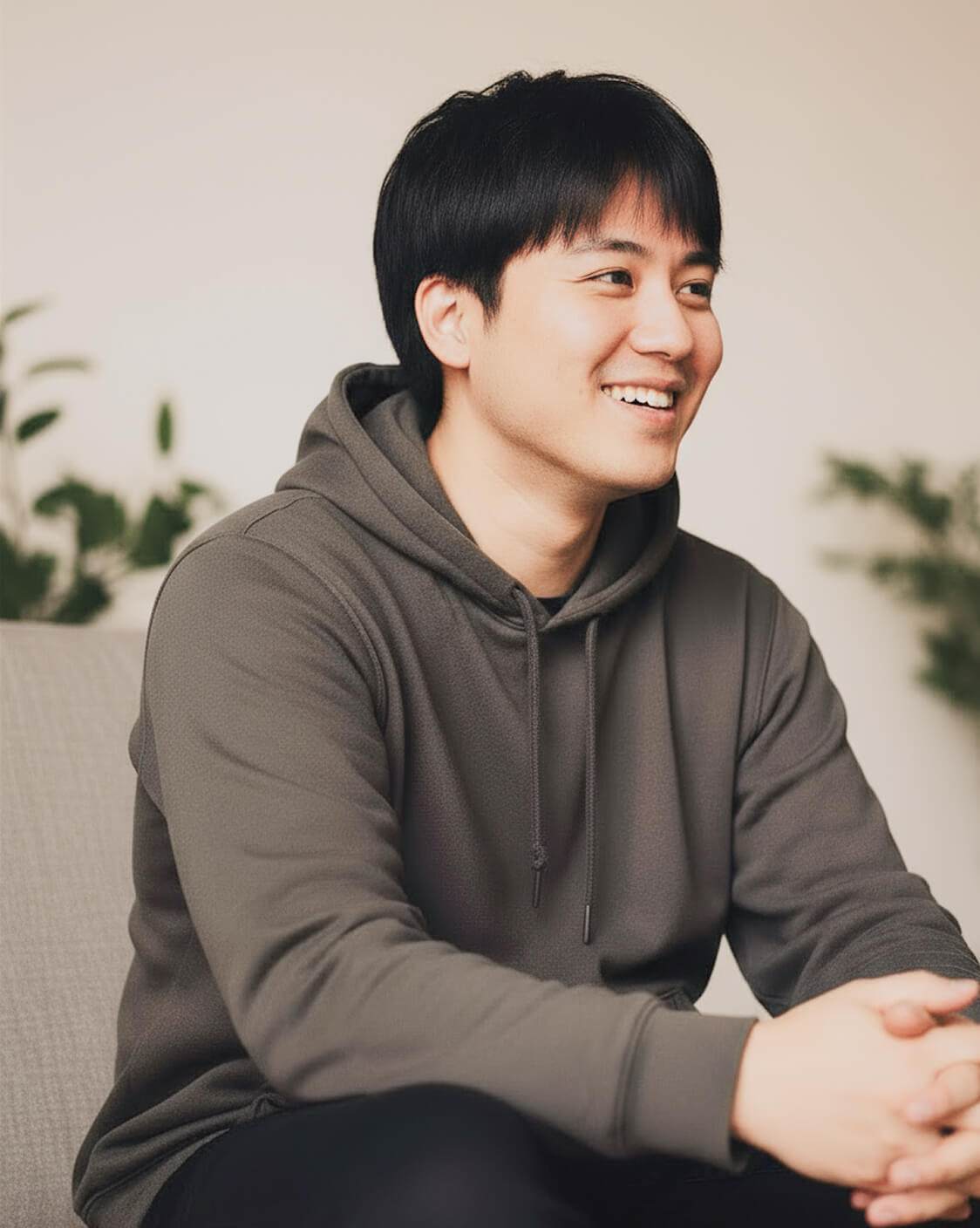 座って相手の方を見る男性