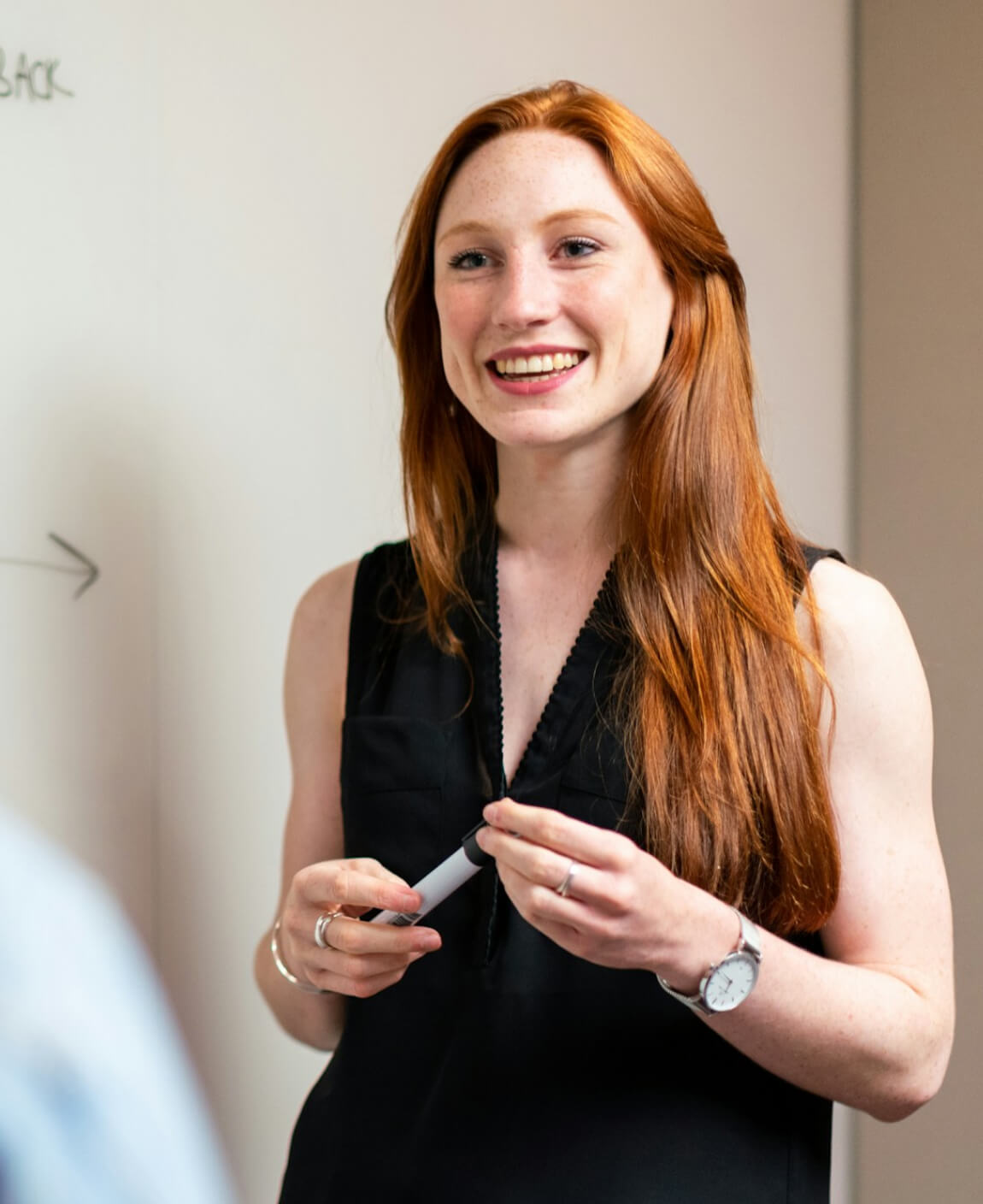 向かいに居る相手を見る女性